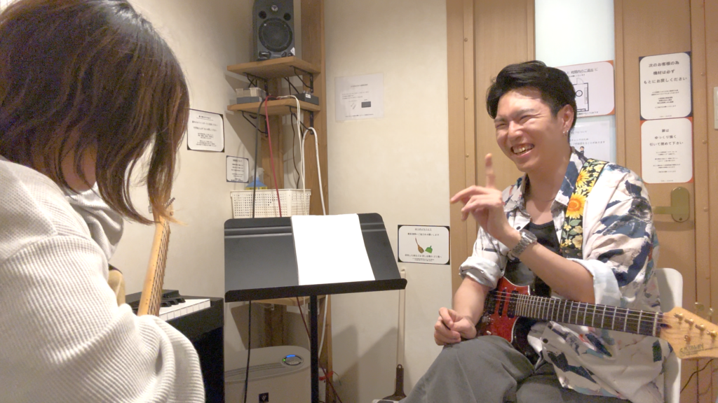 生徒と和やかにレッスンする様子